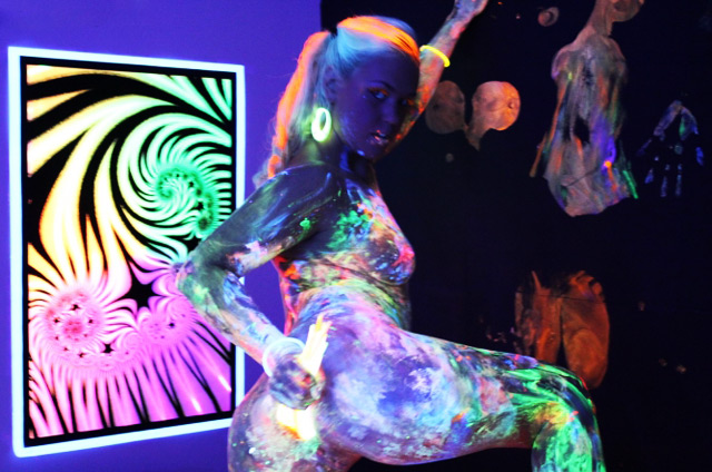 Roxy Raye hot blacklight mess glowing porn!