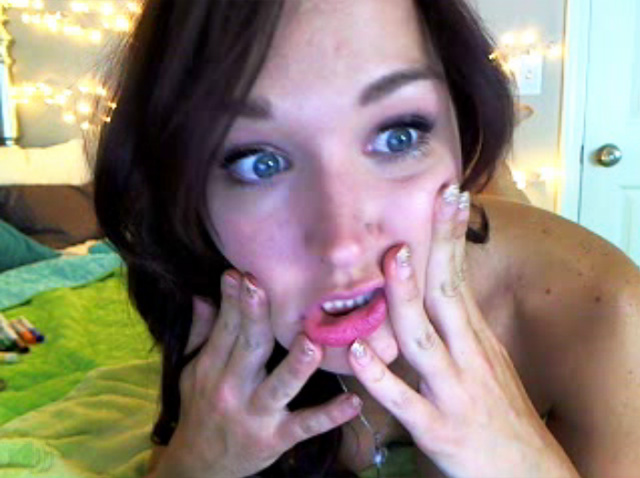 DAISY____ My Free Cams amateur babe stuffing markers up her pussy!