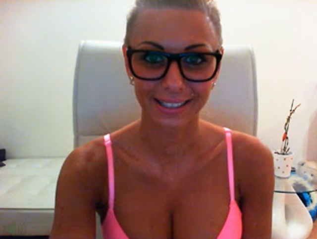 Tanned fit hottie in pink dancing & masturbating on free live nude webcam!