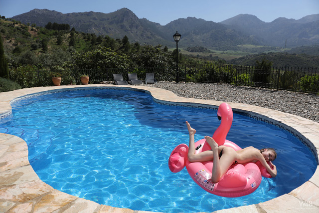 Milla W4B flamingo life is good in the pool.