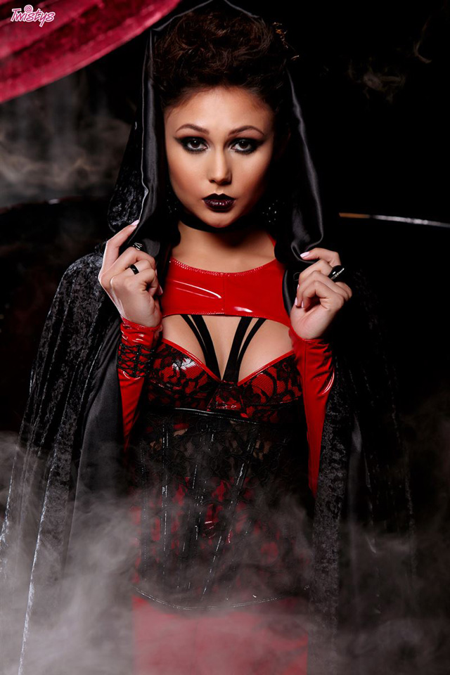 640px x 960px - Vampire Ariana Marie In Trick Or Twistys Treat!