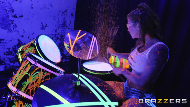 Felicity Feline blacklight bodypaint glow porn bang the drummer xxx Brazzers.