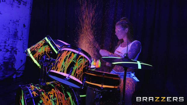 Felicity Feline blacklight bodypaint glow porn bang the drummer xxx Brazzers.