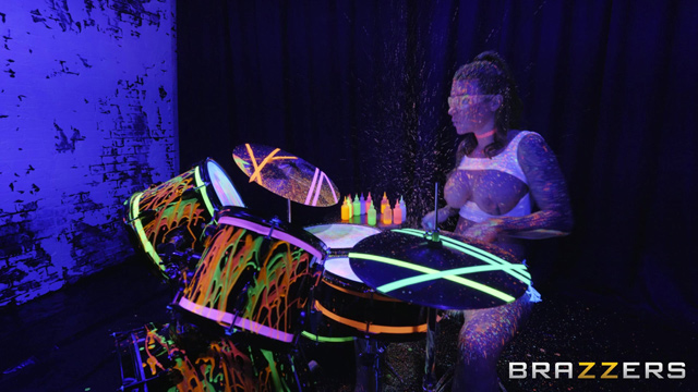 Felicity Feline blacklight bodypaint glow porn bang the drummer xxx Brazzers.