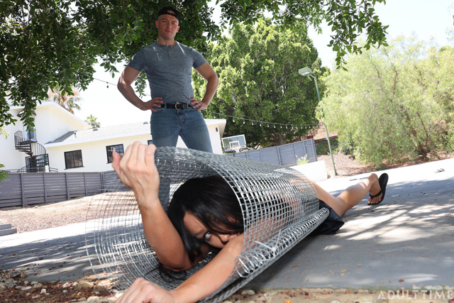 Go Stuck Yourself Jennifer White gets stuck in a cage in public outdoors doing yardowkr and neighbor fucks her in Adult Time fantasy series!