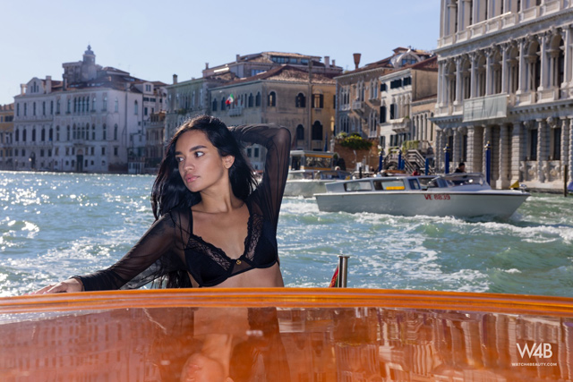 Colombian teen Dulce nude on a gondola boat ride in Venice, Italy flashing in public solo babe outdoor photos from Watch4Beauty.