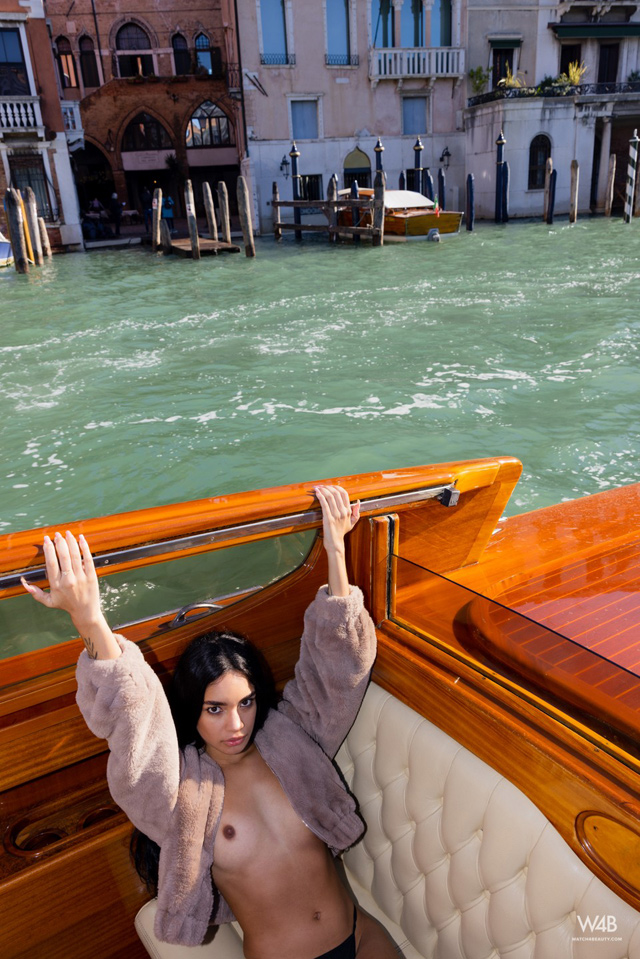 Colombian teen Dulce nude on a gondola boat ride in Venice, Italy flashing in public solo babe outdoor photos from Watch4Beauty.