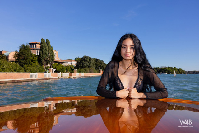 Colombian teen Dulce nude on a gondola boat ride in Venice, Italy flashing in public solo babe outdoor photos from Watch4Beauty.